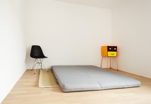 Futon liegt auf Boden in Wohnung